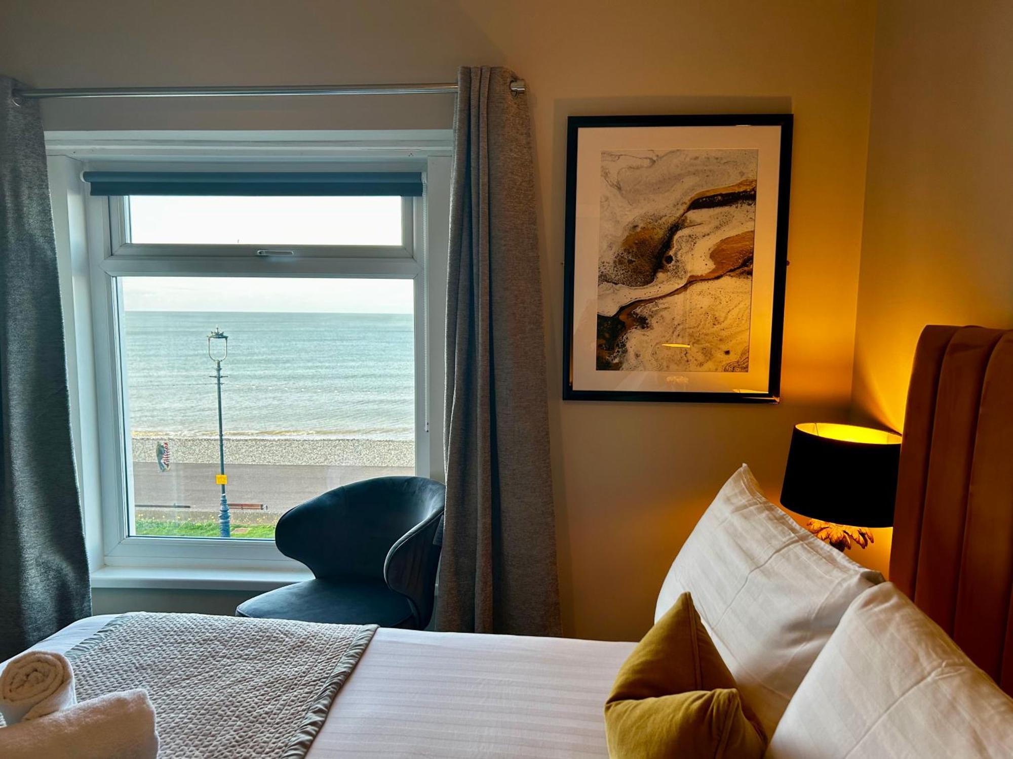 Hotel No5, Beachfront With Free Private Car Park لاندودنو المظهر الخارجي الصورة